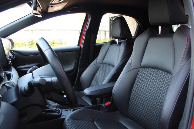 Toyota YARIS 1.5 Hybrid Launch Edition Bi-Tone | Rijklaar | HUD | Stoel/Stuur-verwarming | Apple/Android | Camera