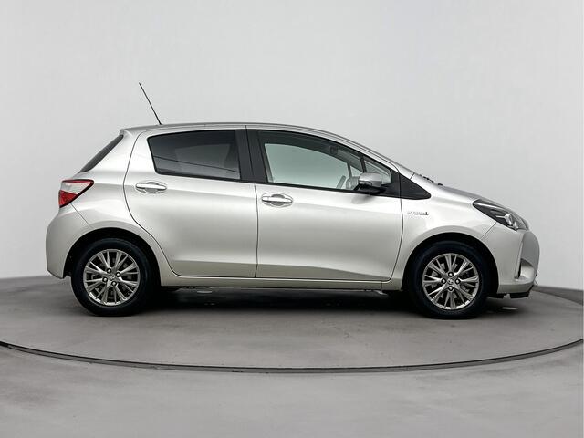 Toyota YARIS 1.5 Hybrid Dynamic | Full Map navigatie | Privacy glass | Camera | LM velgen |