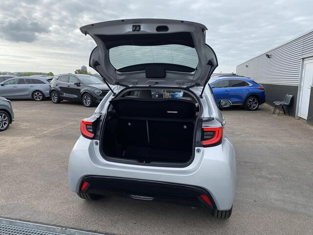 Toyota YARIS 1.5 Hybrid Launch Edition Lederen bekleding, Dodehoekdetectie, HUD, navigatie Apple Carplay/Android Auto, achteruitrij camera, keyless, stoelverwarming, cruise control adaptief