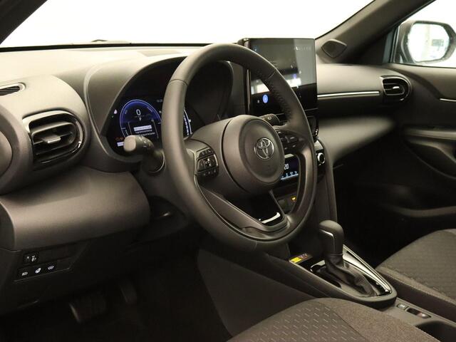 Toyota YARIS Cross 1.5 Hybrid 130 Dynamic - NAVIGATIE - 17 INCH LICHT METALEN VELGEN - VOORSTOELEN VERWARMD - DRAADLOZE TELEFOONLADER - CLIMATE CONTROL - CAMERA - STUUR VERWARMD - KEYLESS ENTRY/ START - ARMSTEUN VOOR