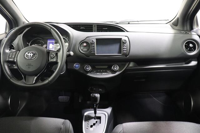 Toyota YARIS 1.5 Hybrid Energy Plus, Cruise & Climate control, 16" inch lm velgen, Sensoren achter, Parkeercamera!
