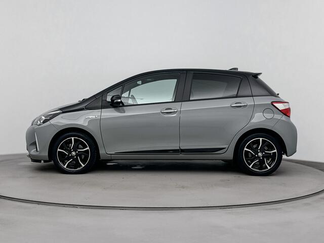 Toyota YARIS 1.5 Hybrid Bi-Tone Plus | Navigatie | Panorama dak | 02-09 PZ
