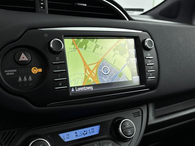 Toyota YARIS 1.5 Hybrid Bi-Tone Plus | Navigatie | Panorama dak | 02-09 PZ