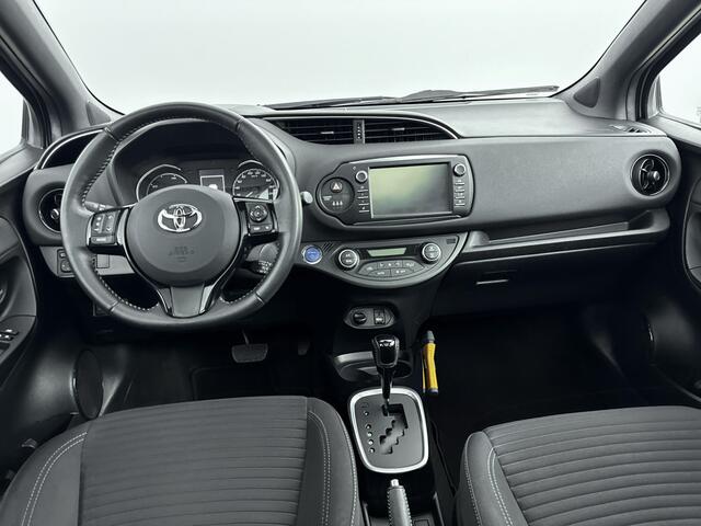 Toyota YARIS 1.5 Hybrid Bi-Tone Plus | Navigatie | Panorama dak | 02-09 PZ