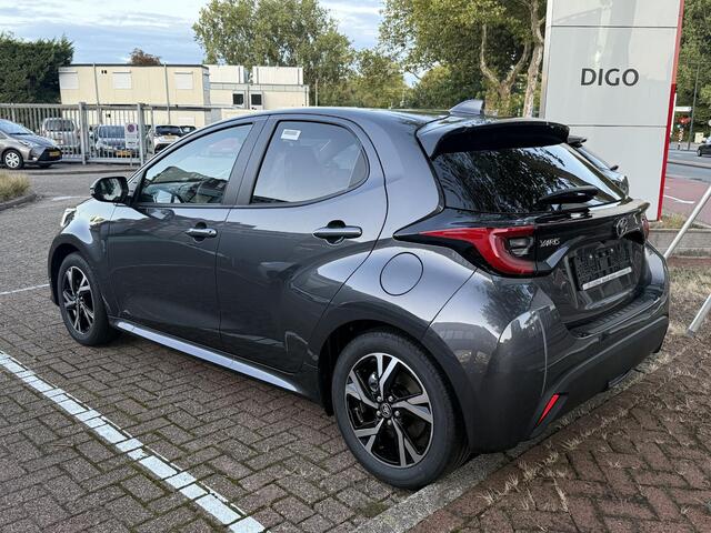 Toyota YARIS 1.5 Hybrid Dynamic Luxury GARANTIE TOT 2035 . STOEL & STUUR VERWARMING. DODEHOEK DETECTIE. PARKEERSENSOREN VOOR & ACHTER.