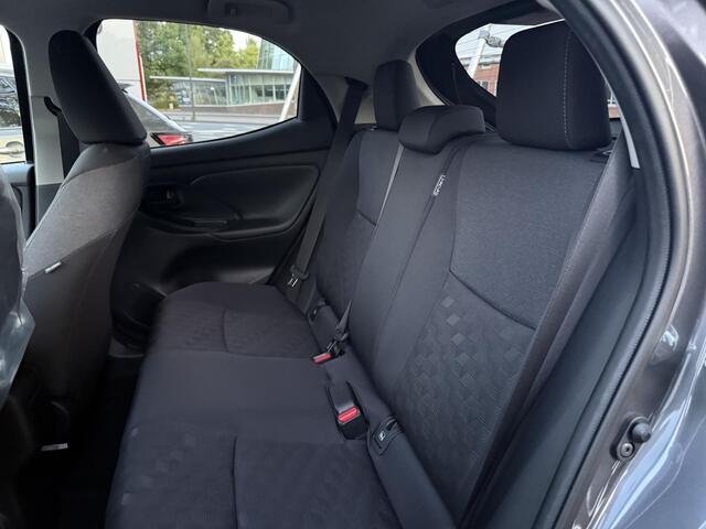 Toyota YARIS 1.5 Hybrid Dynamic Luxury GARANTIE TOT 2035 . STOEL & STUUR VERWARMING. DODEHOEK DETECTIE. PARKEERSENSOREN VOOR & ACHTER.