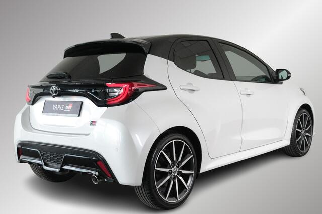 Toyota YARIS Hybrid 130 GR Sport, GR SPORT PLUS Pack, Pano-dak Nieuw en snel leverbaar met 2000,- inruilpremie!!