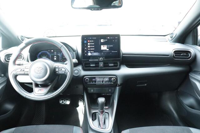 Toyota YARIS Hybrid 130 GR Sport, GR SPORT PLUS Pack, Pano-dak Nieuw en snel leverbaar met 2000,- inruilpremie!!