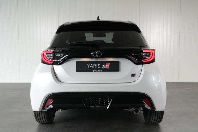 Toyota YARIS Hybrid 130 GR Sport, GR SPORT PLUS Pack, Pano-dak Nieuw en snel leverbaar met 2000,- inruilpremie!!