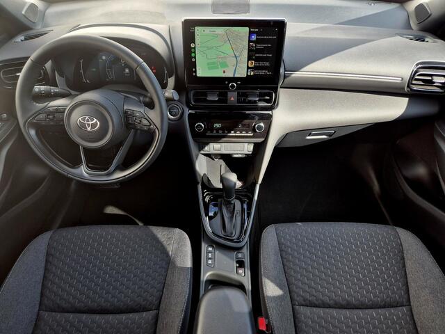 Toyota YARIS Cross 1.5 Hybrid 130 TeamPlayer Dynamic / tot 10 jaar Garantie / Winter Pakket / Safety Pakket / Adaptief CC / Stuur-, Stoel en voorruitverwarming / Draadloze telefoon lader / Apple Carplay Android Auto / Achteruitrijcamera /