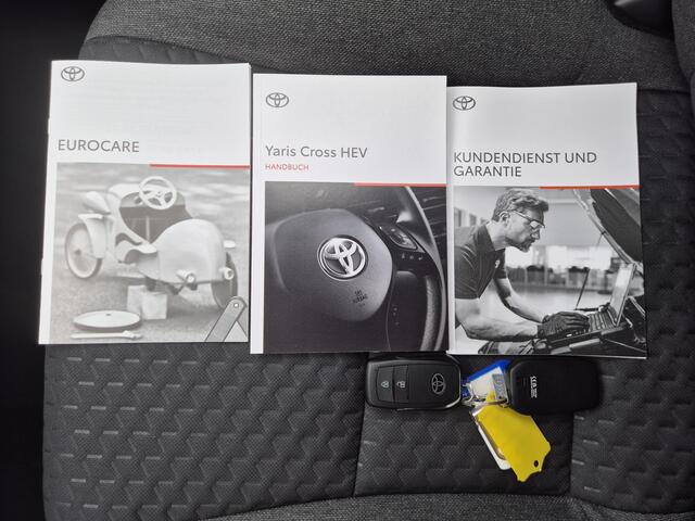 Toyota YARIS Cross 1.5 Hybrid 130 TeamPlayer Dynamic / tot 10 jaar Garantie / Winter Pakket / Safety Pakket / Adaptief CC / Stuur-, Stoel en voorruitverwarming / Draadloze telefoon lader / Apple Carplay Android Auto / Achteruitrijcamera /