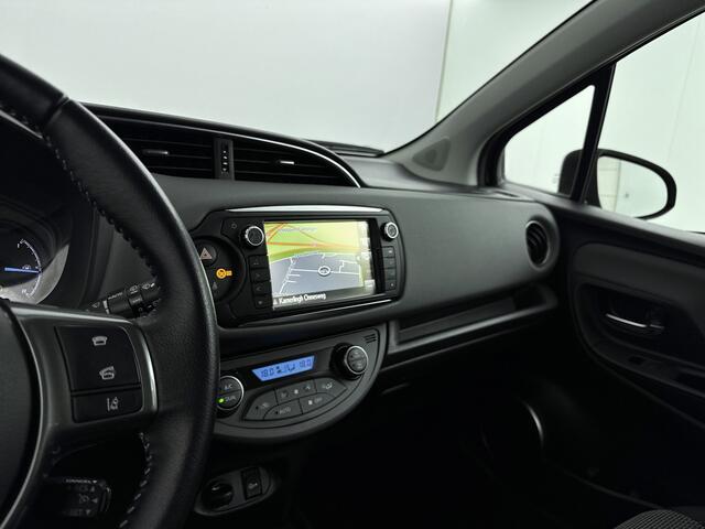 Toyota YARIS 1.5 Hybrid Aspiration | LM velgen | Navigatiesysteem | Pre crash systeem |