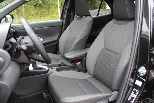 Toyota YARIS Cross 1.5 Hybrid Dynamic Plus | Rijklaar | Panoramadak | Head Up | El.achterklep | Stoel-/stuurverw. | Privacyglass | LED | Keyless | Apple/Android | Navi