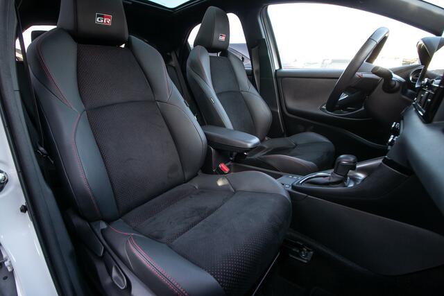 Toyota YARIS 1.5 Hybrid 130 GR Sport - Pano dak | Ad. Cruise | Stoelverw. | Cam | Nav