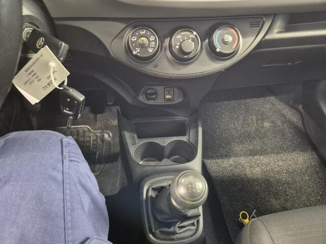 Toyota YARIS 1.3 VVT-i Trend Bi-Tone, Apk 6-2026! VERWACHT!!