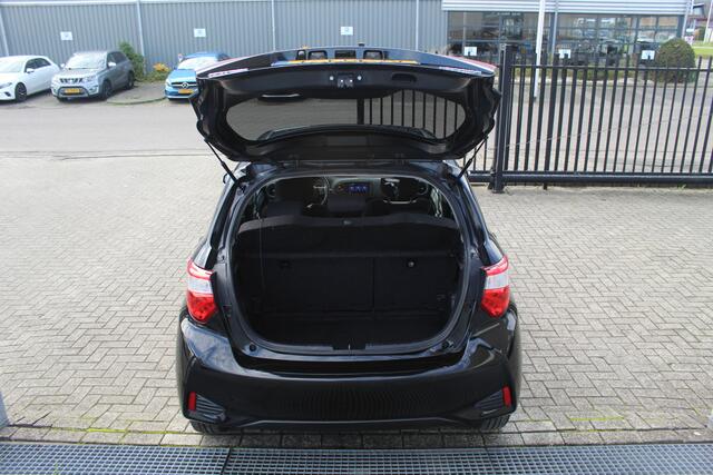 Toyota YARIS 1.5 Hybrid Dynamic /Automaat/Orig.NL auto/Achteruitrijcamera/Climate control/Cruise control/Keyless/Navi by app/Privacy glass/Mistlampen/Licht metalen velgen