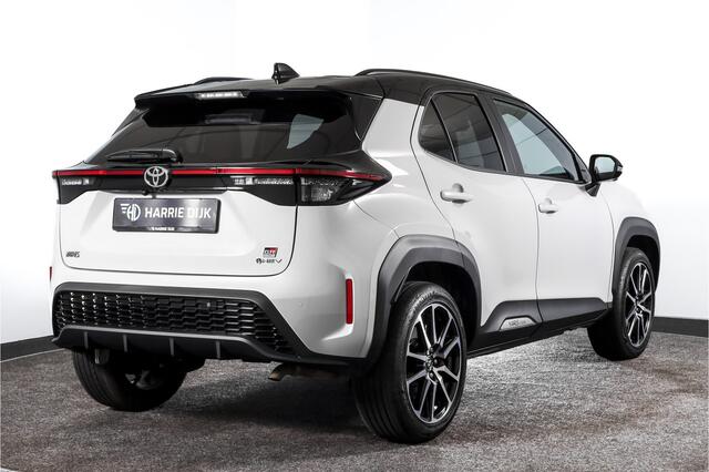 Toyota YARIS Cross 1.5 Hybrid 130 GR Sport - Automaat (Nieuw model) | Pano | Head-up Disp. | Dig.Cockpit | Adapt.Cruise | Stoel+Stuurverw. | 360 Camera | PDC | NAV + App.Connect (Draadloos) | JBL | ECC | LM 18" | 9057