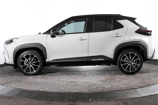 Toyota YARIS Cross 1.5 Hybrid 130 GR Sport - Automaat (Nieuw model) | Pano | Head-up Disp. | Dig.Cockpit | Adapt.Cruise | Stoel+Stuurverw. | 360 Camera | PDC | NAV + App.Connect (Draadloos) | JBL | ECC | LM 18" | 9057