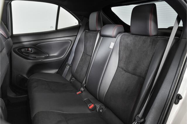 Toyota YARIS Cross 1.5 Hybrid 130 GR Sport - Automaat (Nieuw model) | Pano | Head-up Disp. | Dig.Cockpit | Adapt.Cruise | Stoel+Stuurverw. | 360 Camera | PDC | NAV + App.Connect (Draadloos) | JBL | ECC | LM 18" | 9057