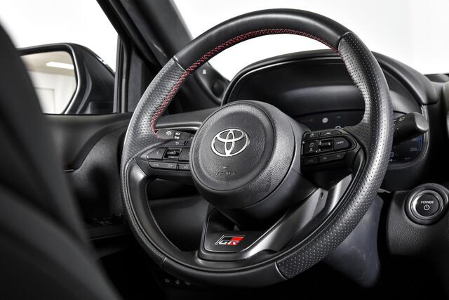 Toyota YARIS Cross 1.5 Hybrid 130 GR Sport - Automaat (Nieuw model) | Pano | Head-up Disp. | Dig.Cockpit | Adapt.Cruise | Stoel+Stuurverw. | 360 Camera | PDC | NAV + App.Connect (Draadloos) | JBL | ECC | LM 18" | 9057