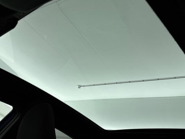 Toyota YARIS 1.5 Hybrid Bi-Tone Plus | Panoramadak | NL-Auto | Parkeercamera | Cruise Control |