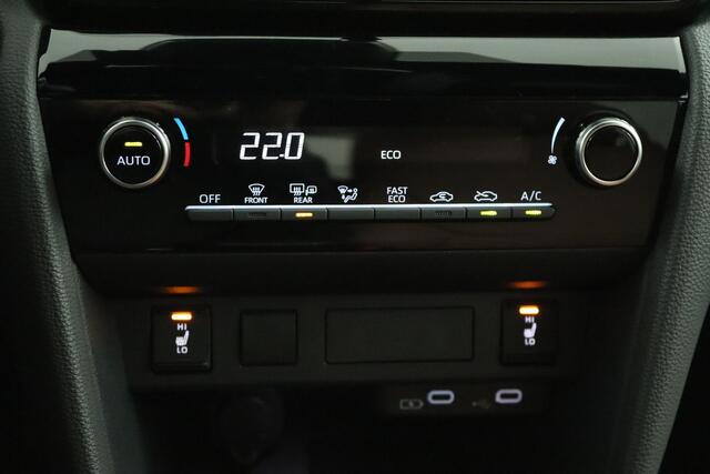 Toyota YARIS Cross 1.5 Hybrid 115 Dynamic | DEMOVOORDEEL | ADG Edition | Exclusief Lederen Interieur | 18" Lichtmetalen velgen | Stoel- en Stuurwielverwarming | Unieke uitvoering |