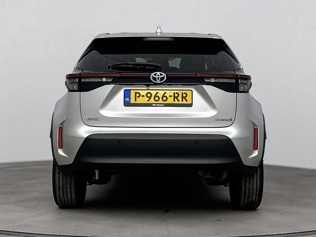 Toyota YARIS Cross 1.5 Hybrid 115Pk Adventure Automaat | Navigatie | Apple & Android Carplay | Cruise Control Adaptief | Parkeersensoren & Camera | Stoel- & Stuurverwarming | Climate Control | Electrische Achterklep | Panoramadak |