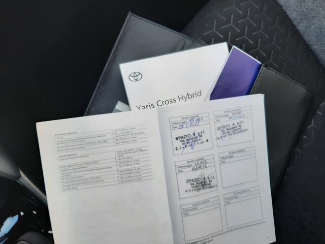 Toyota YARIS Cross 1.5 Hybrid First Edition Bi-Tone | Metaallak | Stoelverwarming | Parkeersensoren Voor+Achter | LM-Velgen | Donker Getinte Achterruiten |