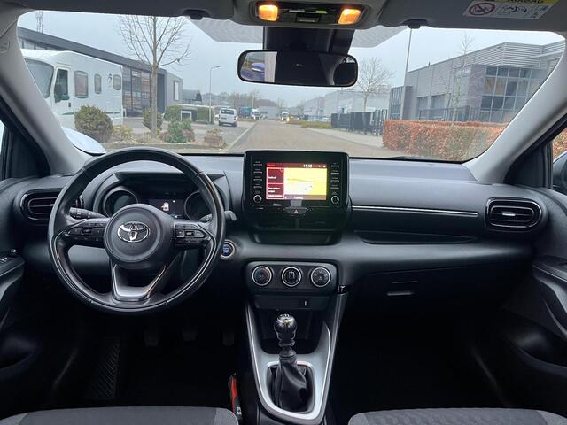 Toyota YARIS 1.5 VVT-i Business Plus | Adap. Cruise Control | 125PK | NAVI | Carplay | Achteruitrijcamera | Digitaal Display | All-seasonbanden