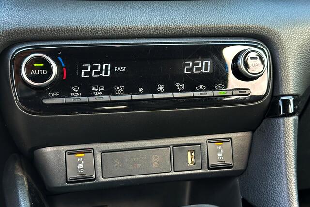 Toyota YARIS 1.5 Hybrid Executive Bi-Tone