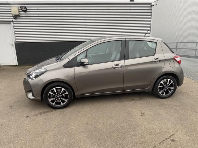 Toyota YARIS 1.5 VVT-i Active Zeer nette NL-auto, boekjes compleet, lage KM stand! Achteruitrij camera, cruise control, start/stop systeem, centrale deurvergrendeling