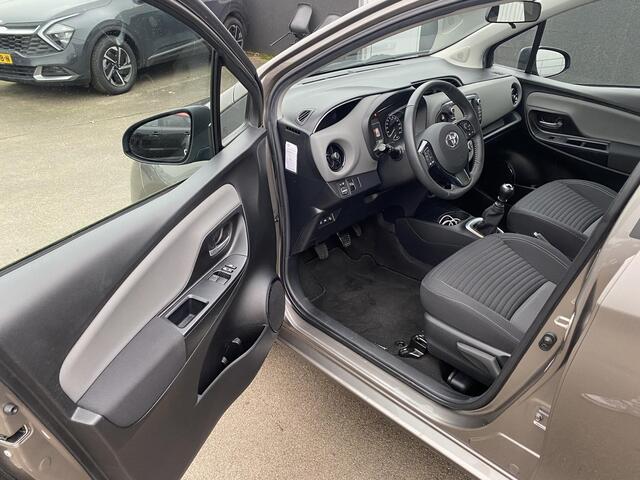 Toyota YARIS 1.5 VVT-i Active Zeer nette NL-auto, boekjes compleet, lage KM stand! Achteruitrij camera, cruise control, start/stop systeem, centrale deurvergrendeling