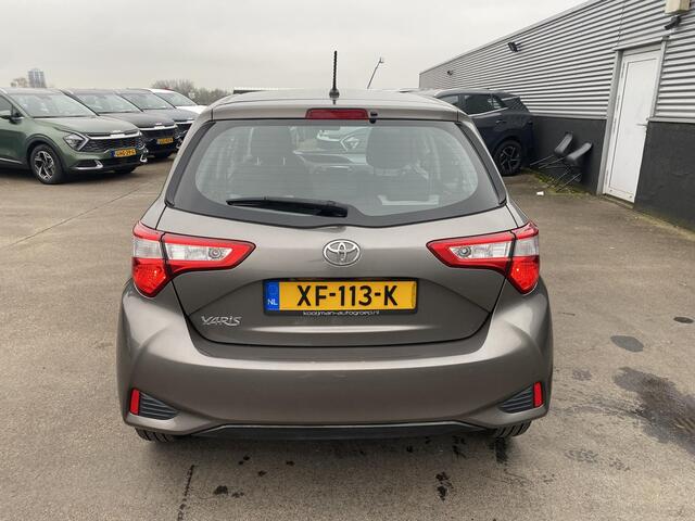 Toyota YARIS 1.5 VVT-i Active Zeer nette NL-auto, boekjes compleet, lage KM stand! Achteruitrij camera, cruise control, start/stop systeem, centrale deurvergrendeling