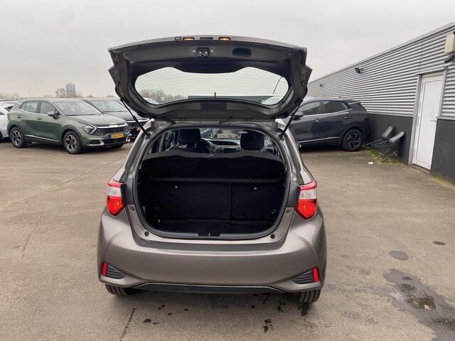 Toyota YARIS 1.5 VVT-i Active Zeer nette NL-auto, boekjes compleet, lage KM stand! Achteruitrij camera, cruise control, start/stop systeem, centrale deurvergrendeling