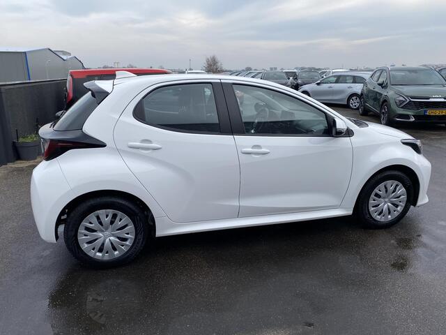 Toyota YARIS 1.5 Hybrid Active 1e eign. Nieuw geleverd, adaptieve cruise control, achteruitrij camera, navigatie Apple Carplay/Android Auto