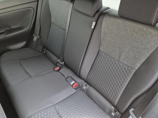 Toyota YARIS Cross 1.5 Hybrid 130 TeamPlayer Automaat Dynamic / tot 10 jaar Garantie / Winter Pakket / Safety Pakket / Adaptief CC / Stuur-, Stoel en voorruitverwarming / Draadloze telefoon lader / Apple Carplay Android Auto / Achteruitrijcamera /