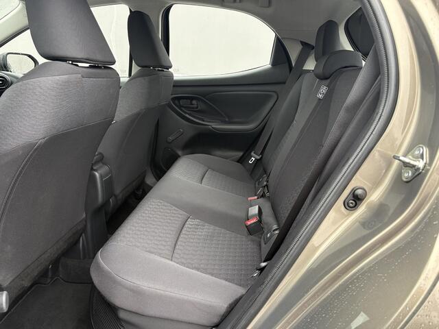 Toyota YARIS 1.5 Hybrid Active / Fabrieksgarantie t/m 08-2026 / Navigatie / Apple Carplay/Android Auto / Achteruitrijcamera / Cruise Control Adaptief / All-Season Banden /