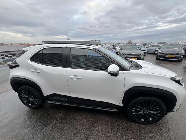 Toyota YARIS Cross 1.5 Hybrid Adventure Dodehoekdetectie, Stoelverwarming, Treeplanken, Parkeersensoren voor + achter, Achteruitrijcamera,