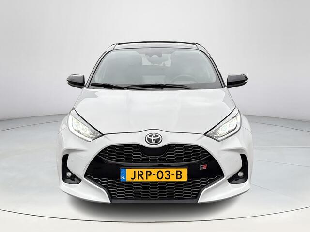 Toyota YARIS 1.5 Hybrid GR Sport **DODEHOEK DETECTIE/ PANORAMA DAK/ PARKEERSENSOREN/ 36 MAANDEN GARANTIE**