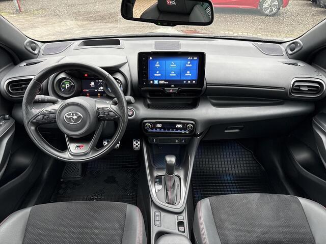 Toyota YARIS 1.5 Hybrid GR Sport **DODEHOEK DETECTIE/ PANORAMA DAK/ PARKEERSENSOREN/ 36 MAANDEN GARANTIE**