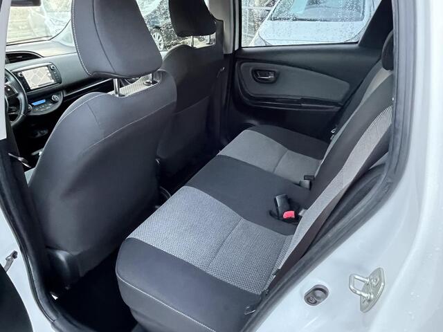 Toyota YARIS 1.5 Hybrid Trend Bi-Tone Navigatie 4 seizoenbanden