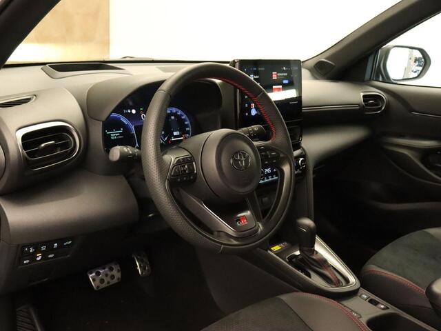 Toyota YARIS Cross 1.5 Hybrid 130 GR Sport - ELEKTRISCHE ACHTERKLEP - CAMERA - PARKEERSENSOREN VOOR/ ACHTER - PARKEERASSISTENT - HEAD UP DISPLAY - DODEHOEK DETECTIE - VOORSTOELEN VERWARMD - STUUR VERWARMD - VOORRUIT VERWARMD - KEYLESS ENTRY/ START - SPORTSTOELEN