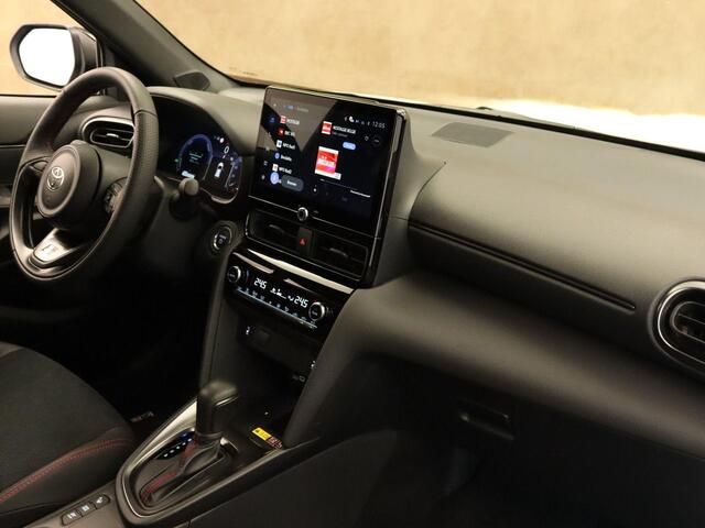 Toyota YARIS Cross 1.5 Hybrid 130 GR Sport - ELEKTRISCHE ACHTERKLEP - CAMERA - PARKEERSENSOREN VOOR/ ACHTER - PARKEERASSISTENT - HEAD UP DISPLAY - DODEHOEK DETECTIE - VOORSTOELEN VERWARMD - STUUR VERWARMD - VOORRUIT VERWARMD - KEYLESS ENTRY/ START - SPORTSTOELEN