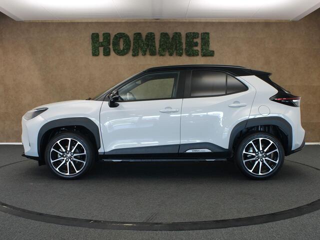 Toyota YARIS Cross 1.5 Hybrid 130 GR Sport - ELEKTRISCHE ACHTERKLEP - CAMERA - PARKEERSENSOREN VOOR/ ACHTER - PARKEERASSISTENT - HEAD UP DISPLAY - DODEHOEK DETECTIE - VOORSTOELEN VERWARMD - STUUR VERWARMD - VOORRUIT VERWARMD - KEYLESS ENTRY/ START - SPORTSTOELEN