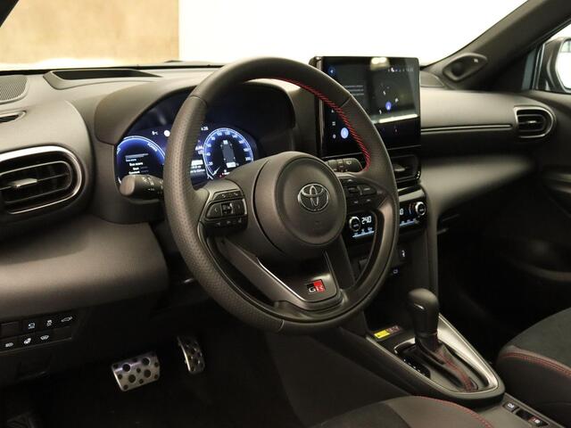 Toyota YARIS Cross 1.5 Hybrid 130 GR Sport - PANORAMADAK - PARKEERSENSOREN VOOR EN ACHTER - HEAD-UP DISPLAY - JBL GELUIDSINSTALLATIE - 360 GRADEN CAMERA - ELEKTRISCHE ACHTERKLEP - VOORRUIT, STOEL EN STUUR VERWARMING - DODEHOEK DETECTIE