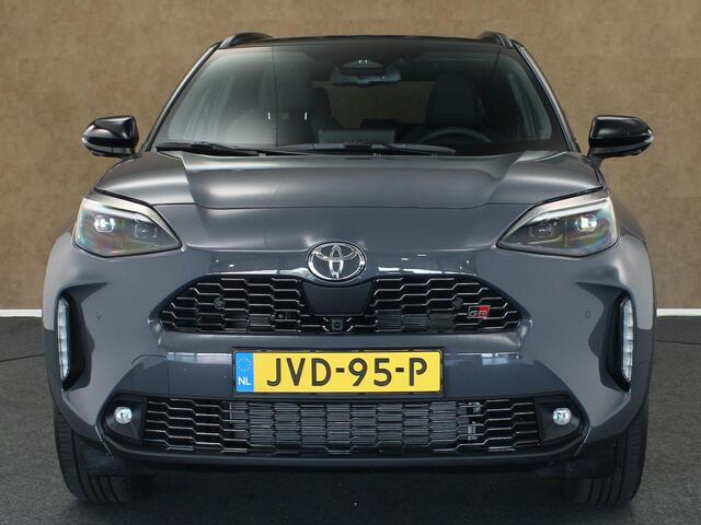 Toyota YARIS Cross 1.5 Hybrid 130 GR Sport - PANORAMADAK - PARKEERSENSOREN VOOR EN ACHTER - HEAD-UP DISPLAY - JBL GELUIDSINSTALLATIE - 360 GRADEN CAMERA - ELEKTRISCHE ACHTERKLEP - VOORRUIT, STOEL EN STUUR VERWARMING - DODEHOEK DETECTIE