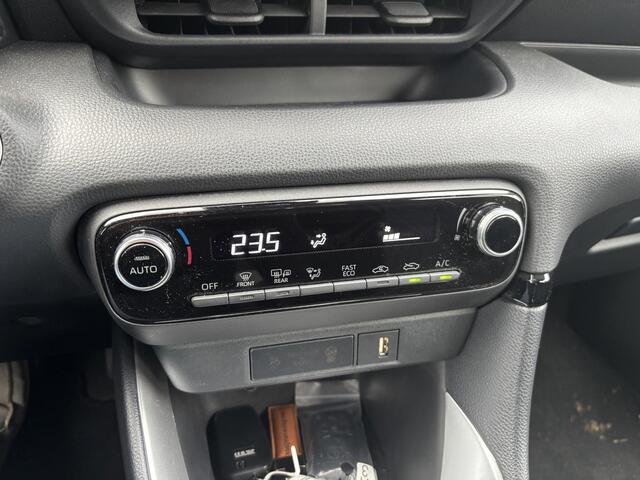 Toyota YARIS 1.5 Hybrid Dynamic | Apple Carplay/Android Auto | Trekhaak afneembaar | Camera | 1ste eigenaar en 100% onderhouden | Toyota garantie tot 2034!