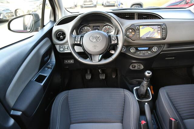 Toyota YARIS 1.5 VVT-i Dynamic 112pk | 6-bak | Dealer-onderhouden | Trekhaak | Keyless |