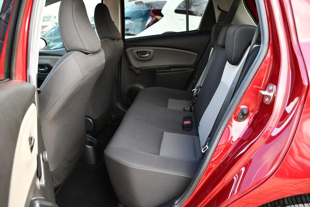 Toyota YARIS 1.5 VVT-i Dynamic 112pk | 6-bak | Dealer-onderhouden | Trekhaak | Keyless |