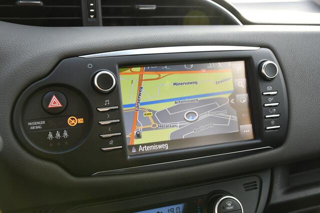 Toyota YARIS 1.5 VVT-i Dynamic 112pk | 6-bak | Dealer-onderhouden | Trekhaak | Keyless |